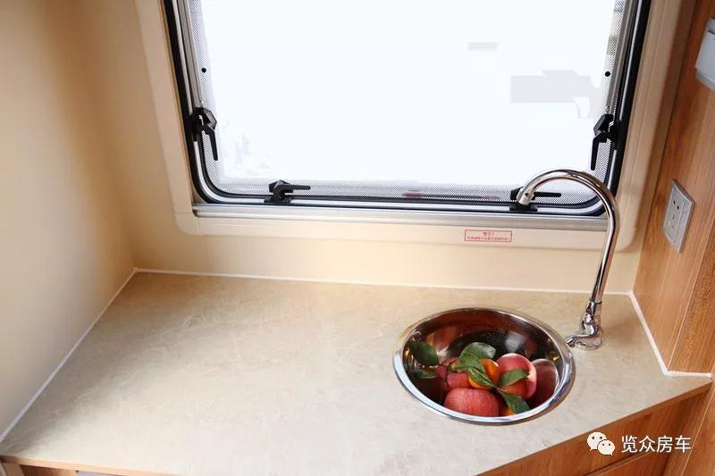 超大床還是國(guó)六汽油四驅(qū)房車，選它沒錯(cuò)