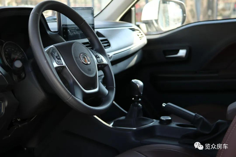 帶老人孩子出行，適合選這款房車(chē)