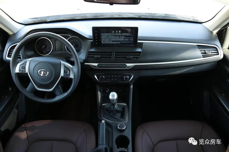 帶老人孩子出行，適合選這款房車(chē)