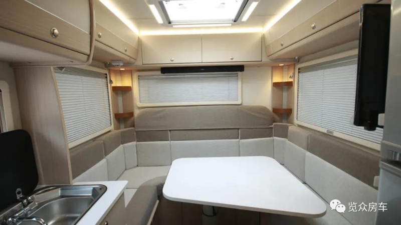 帶老人孩子出行，適合選這款房車(chē)