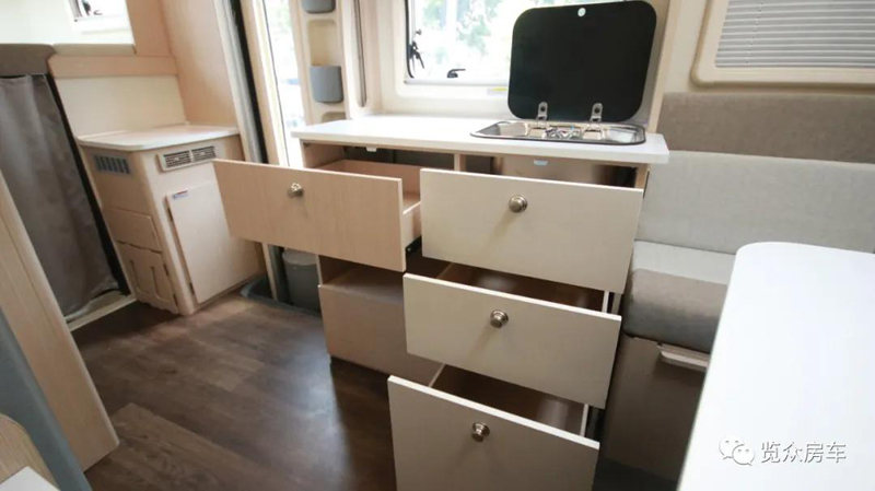 帶老人孩子出行，適合選這款房車(chē)