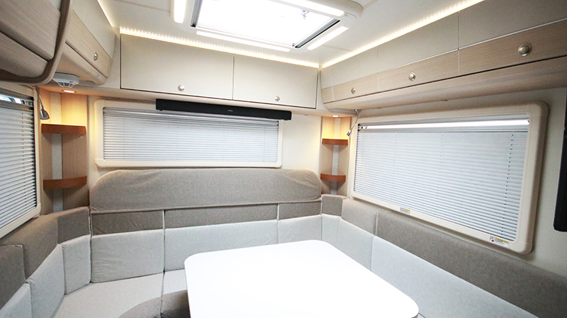 帶老人和孩子出行最合適，還是四驅房車