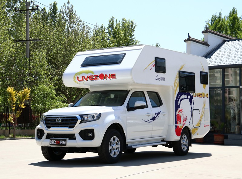 四驅、兩張超大床人床的房車，看這款