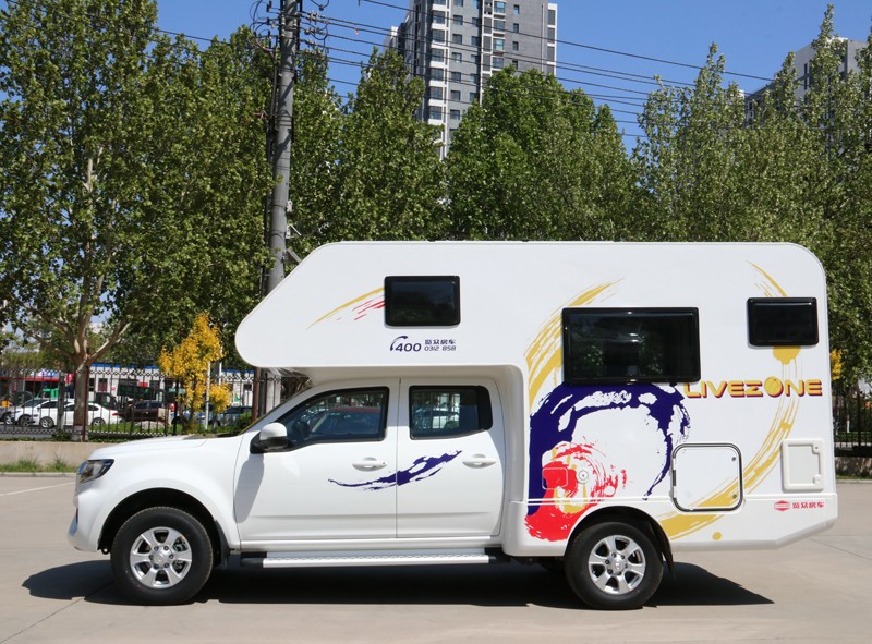 四驅、兩張超大床人床的房車，看這款