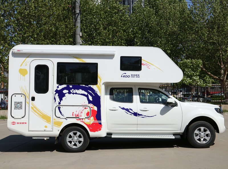 四驅、兩張超大床人床的房車，看這款