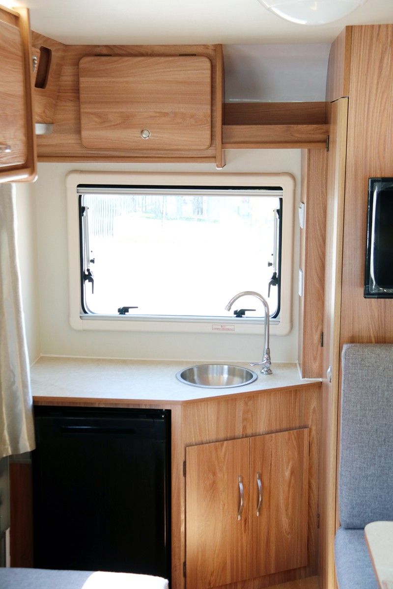 四驅、兩張超大床人床的房車，看這款