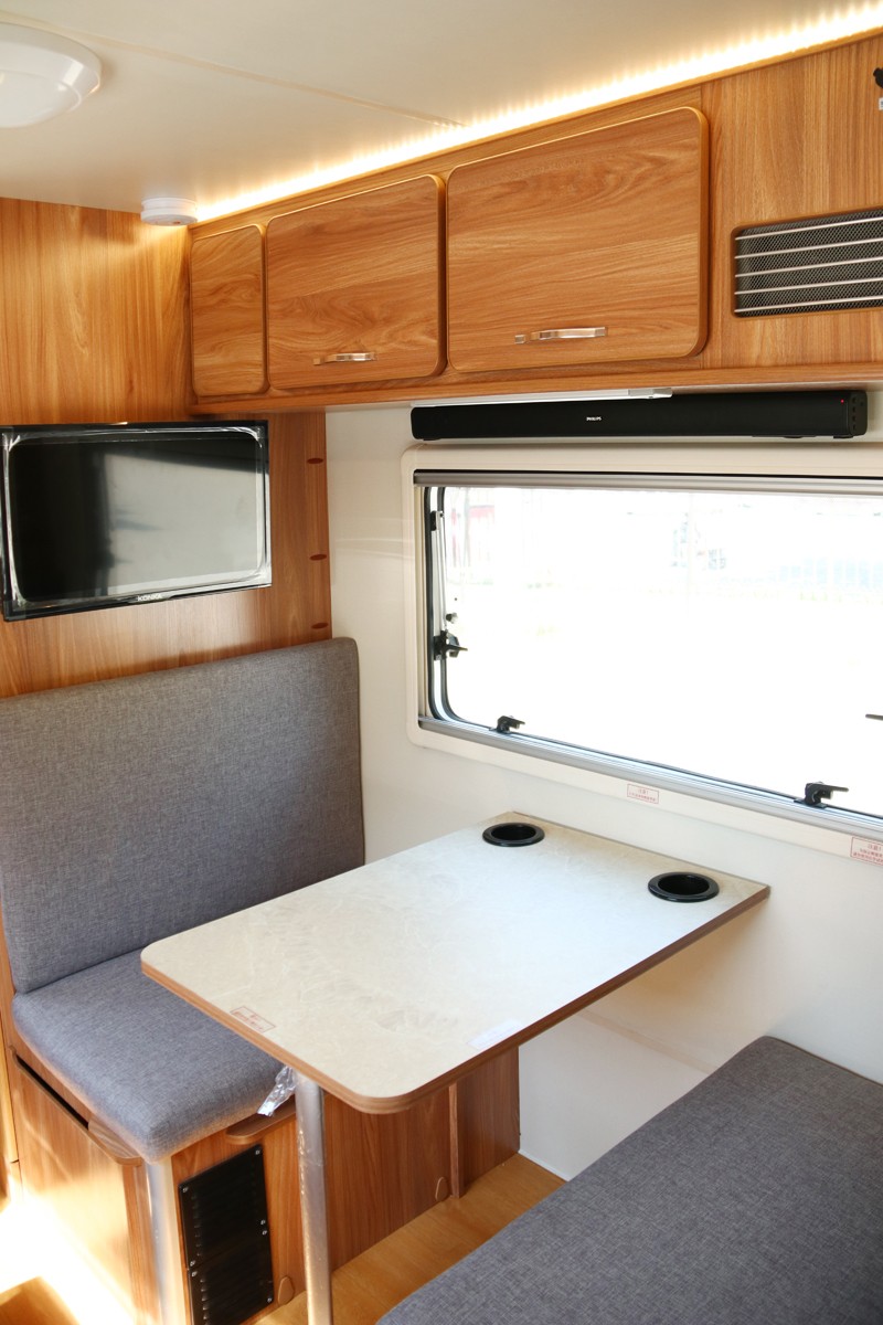 四驅、兩張超大床人床的房車，看這款