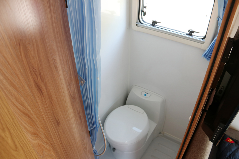 四驅、兩張超大床人床的房車，看這款