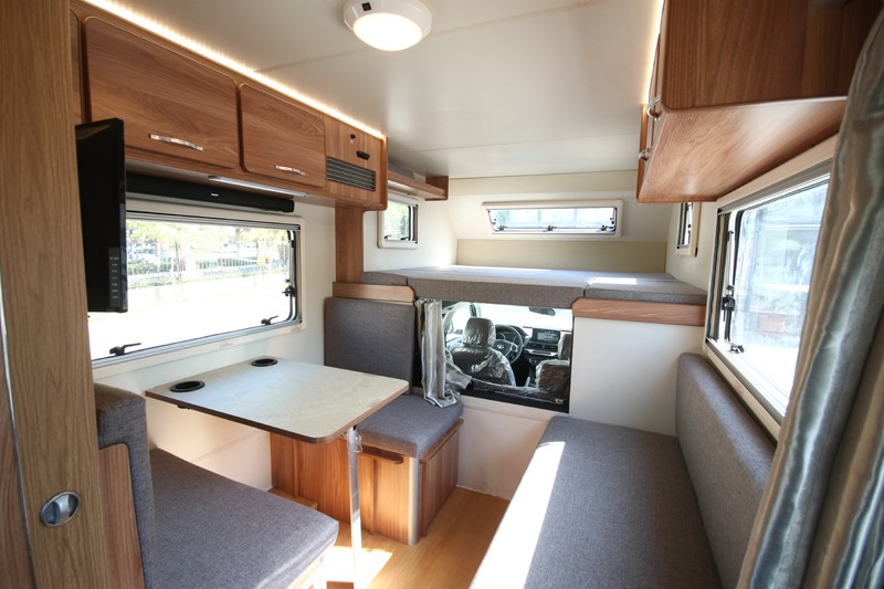 四驅、兩張超大床人床的房車，看這款