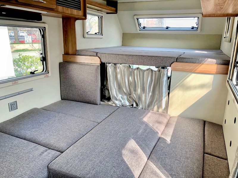 四驅、兩張超大床人床的房車，看這款