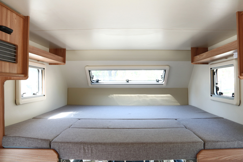 四驅、兩張超大床人床的房車，看這款