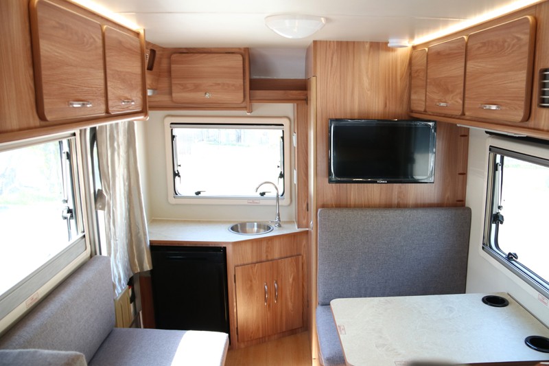 四驅、兩張超大床人床的房車，看這款