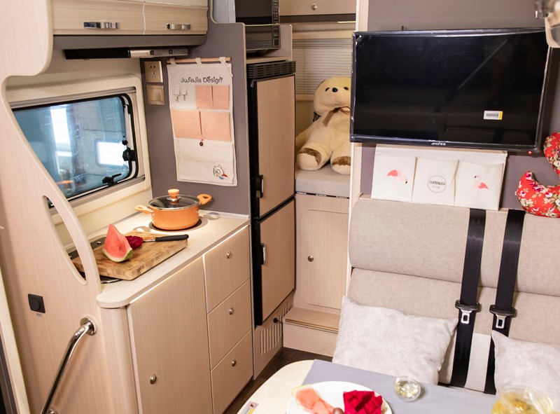 一家四口出行，這款房車非常合適