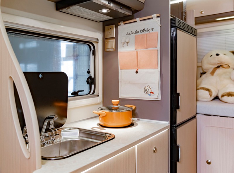 喜歡自駕游，不知道怎么選房車，看看這款四驅房車