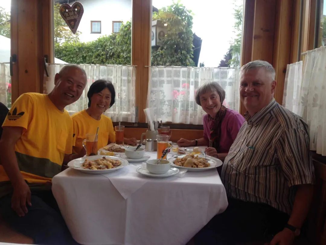 七旬老人開房車帶老伴游世界l中國房車圈最早的“網(wǎng)紅達人”